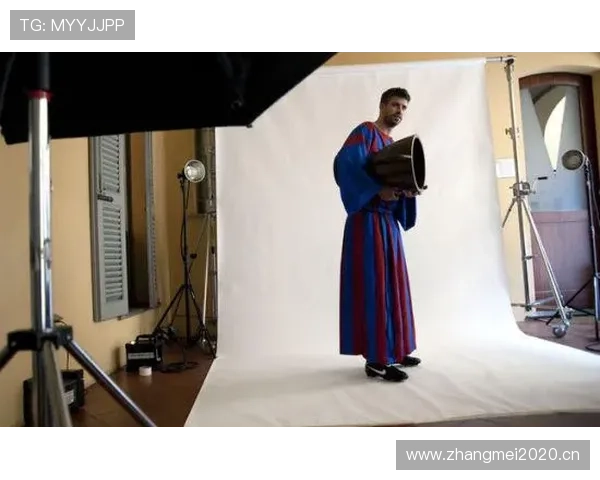 杰拉德·皮克这衣服穿得也太日常了…裁判看了都懵了吧？