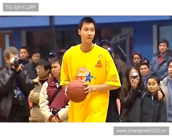 刚刷到易建联下楼遛弯，手里那袋东西价钱能把我两个月工资打包走