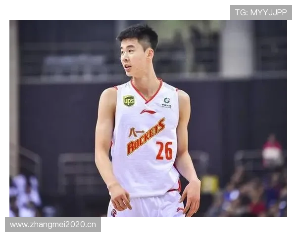 看到郭昊文出街，一身路人装手里拎的却能把我三个月工资吹没，差距感炸裂