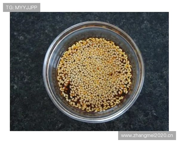 谌利军家的冰箱里只有鸡胸肉和水，连儿子想吃冰淇淋都得偷偷藏超市小票